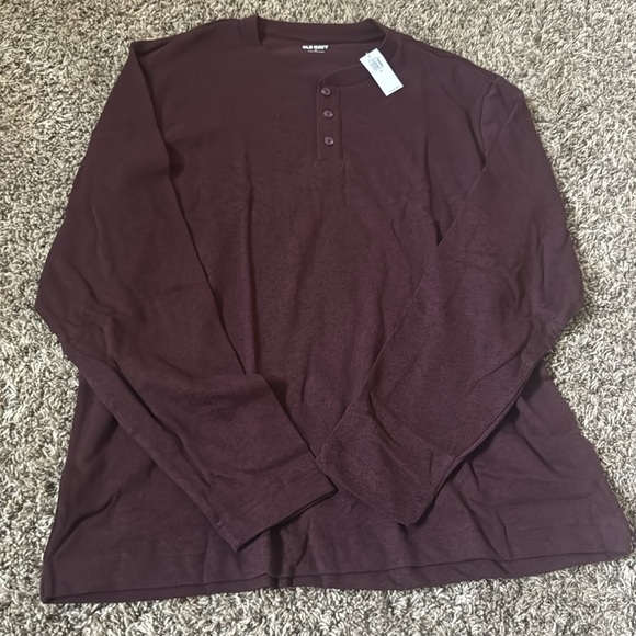 Old navy men’s long sleeve.- B2 - Picture 2 of 3